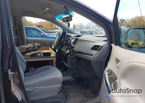 2013 Toyota Sienna Le 7 Passenger z USA, uszkodzony, nr VIN 5TDJK3DC2DS066833